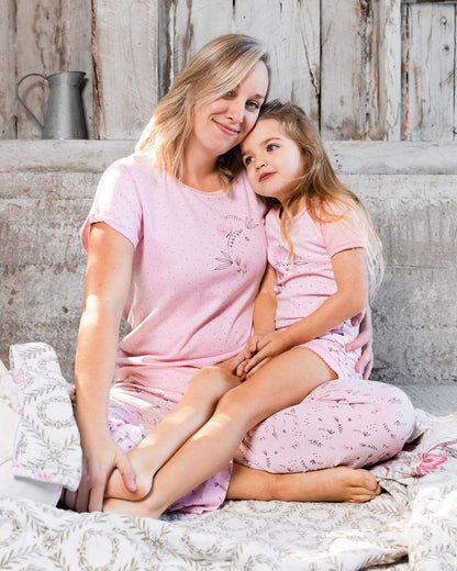 Women'S Printed Organic Cotton Two-Piece Pajama Set Small Pink Flowers On Pale Pink Background
